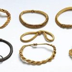 Dùng máy dò kim loại, người phụ nữ tìm thấy kho báu lớn nhất của người Viking