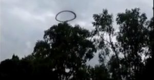Vòng khói đen trên bầu trời Anh làm rộ tin đồn về UFO xâm lược