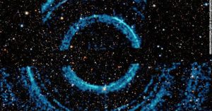 Hình ảnh ấn tượng của NASA ghi lại những vòng sáng ma quái quanh một hố đen