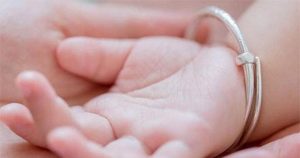 Đeo vòng tay bạc có giúp tránh gió và giải độc không?