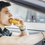 Vì sao không nên vừa ăn vừa di chuyển?