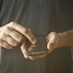 Vừa đi vừa nhắn tin làm hỏng tư thế