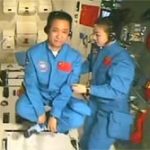 Nữ phi hành gia Trung Quốc giảng bài trong vũ trụ