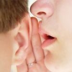 Nên nói lời yêu vào tai trái