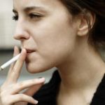 Phụ nữ bỏ thuốc lá trước tuổi 40 sẽ sống tăng 9 năm