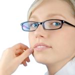 Tại sao nữ giới cần đeo kính nhiều hơn nam?