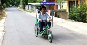 Xe lắc chạy bằng năng lượng mặt trời cho người khuyết tật