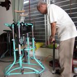 Ông lão sáng chế độc quyền xe tập đi cho người bị liệt