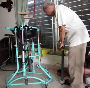 Ông lão sáng chế độc quyền xe tập đi cho người bị liệt