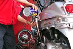 Xe máy ở Việt Nam đi bao lâu cần thay dầu?