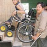 Một người khuyết tật chế tạo thành công xe lăn leo cầu thang