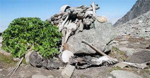 Bí ẩn hồ xương người khổng lồ trên đỉnh Himalaya