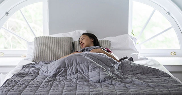 Đắp chăn dày có thể giúp chữa mất ngủ